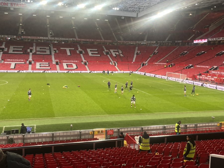 The entire Manchester United team stood up and applauded Shevchenko! His post-winning action revealed the reason for his breakthrough, proving that hard work pays off.