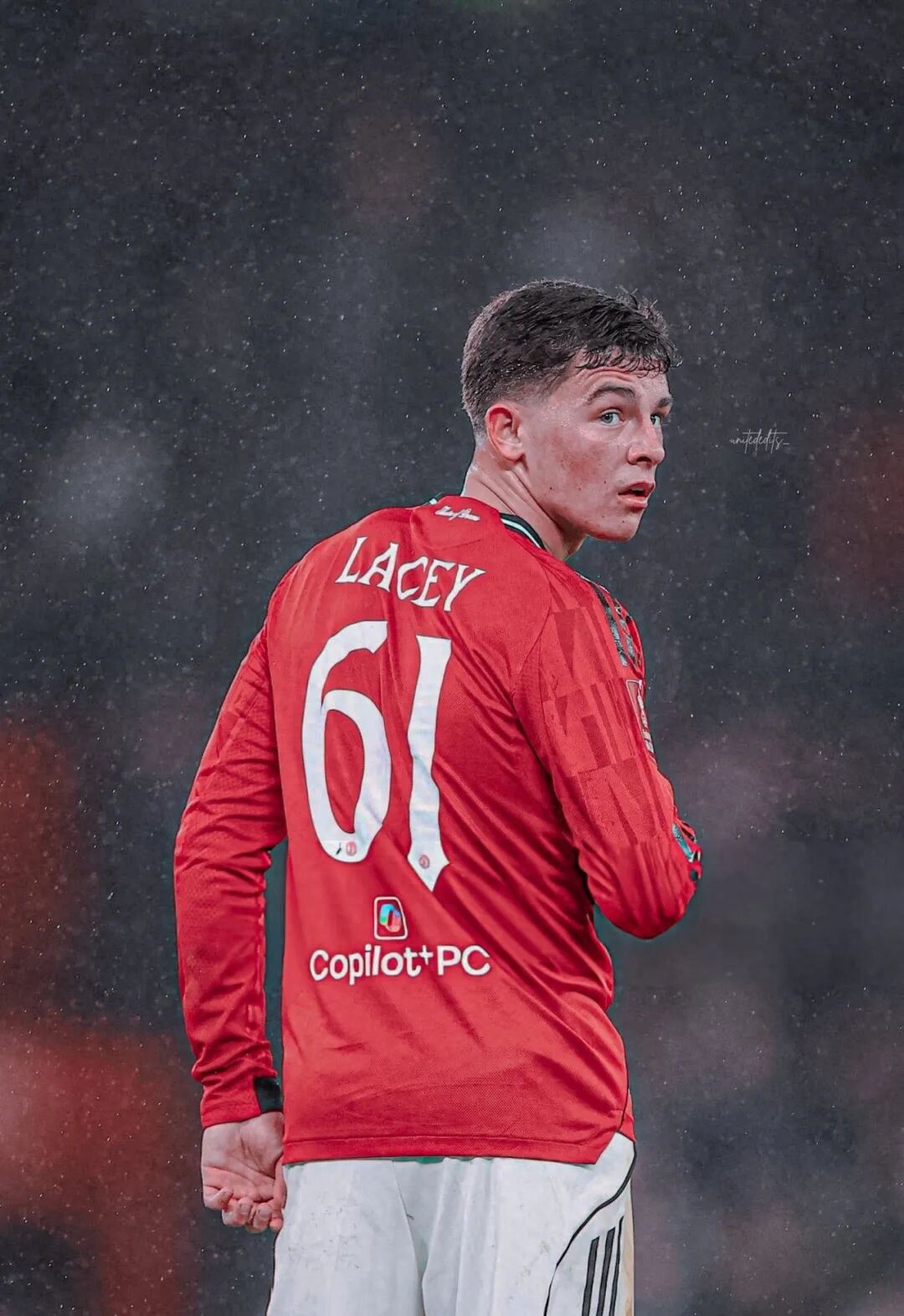 Manchester United officially announces youth academy talent Foden's promotion to the first team! Young star renews contract, aiming to participate in this summer's preseason matches.