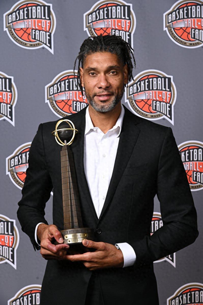 The Spurs officially celebrated Duncan's birthday! Ginobili posted a blurry photo: Happy birthday to the 50-year-old old man!