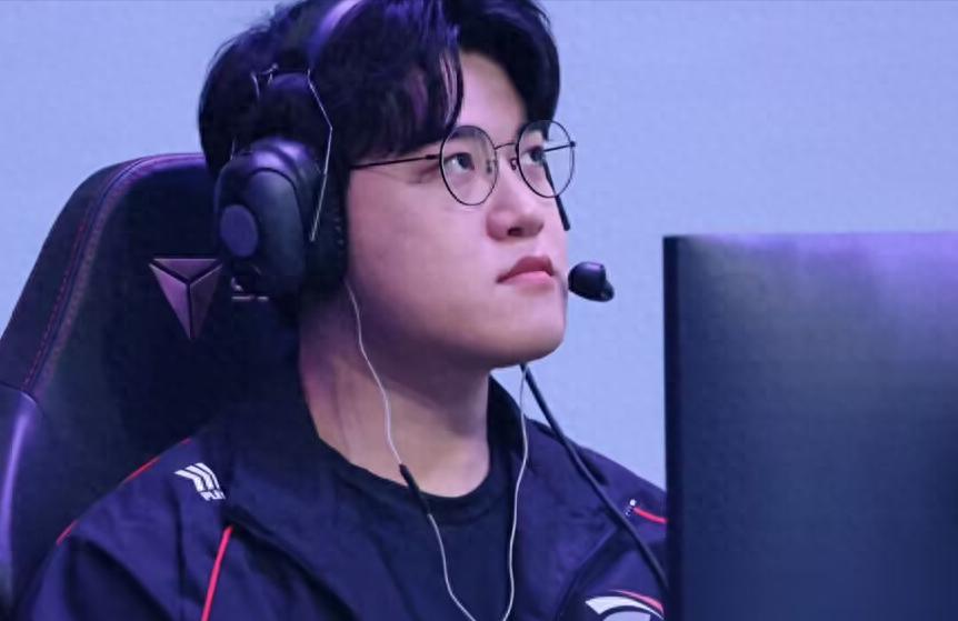 Gumayusi talks about the oppressive life at T1! He considers himself the absolute core of T1, and life became much easier after leaving the team.