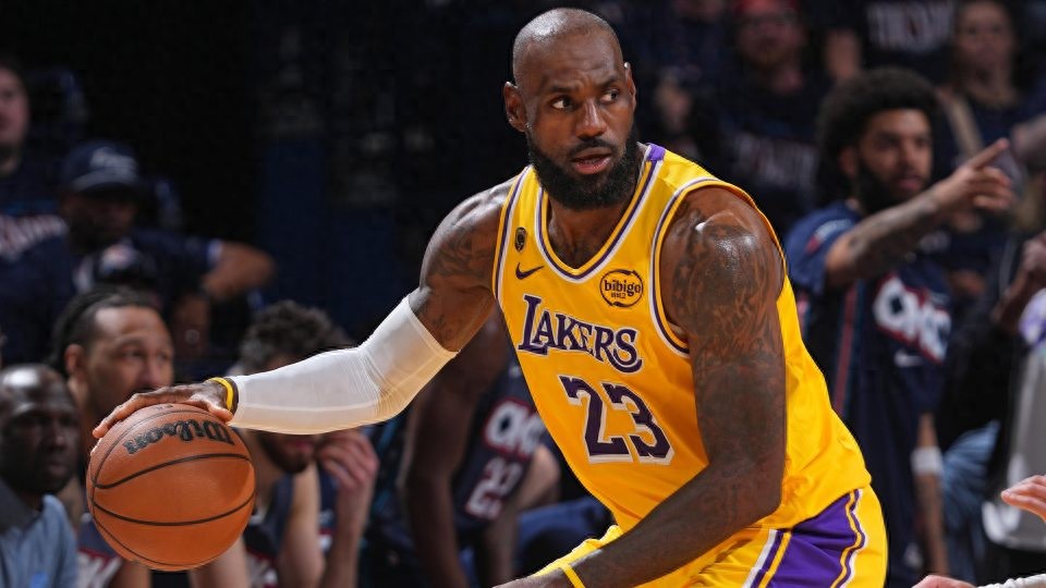 James' camp stance revealed! If the Lakers don't offer a max contract, they need to explain—sign-and-trade is the best way for him to leave.