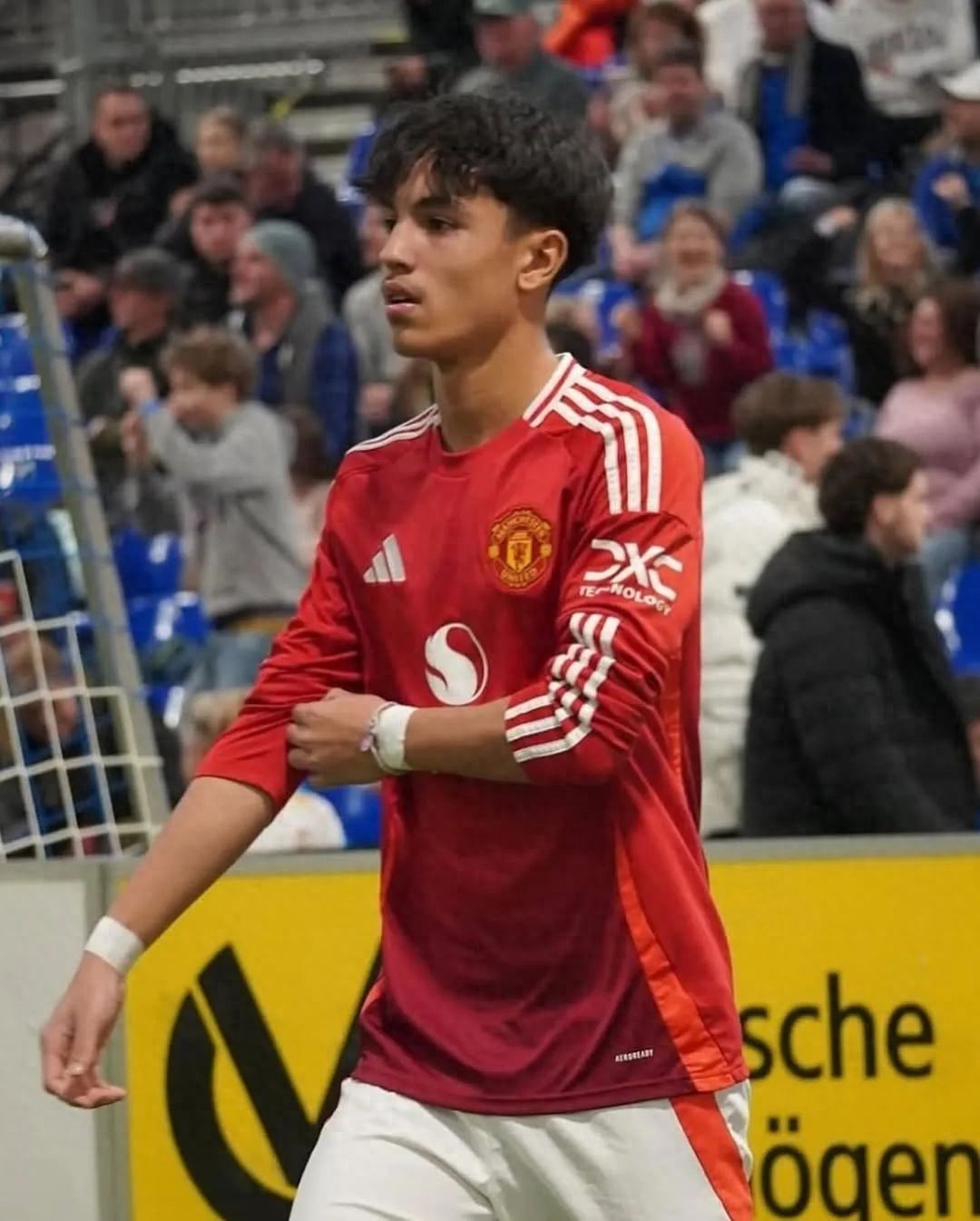 Manchester United's 14-year-old Messi scored again! Ronaldo recognized the genius, and his father did not hesitate to change his surname in order to make him successful