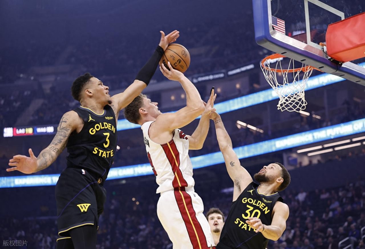 Curry scored 19 points and 11 assists, Butler exited due to injury, Warriors hit 24 three-pointers to decisively beat the Heat and secure their 4th consecutive win.