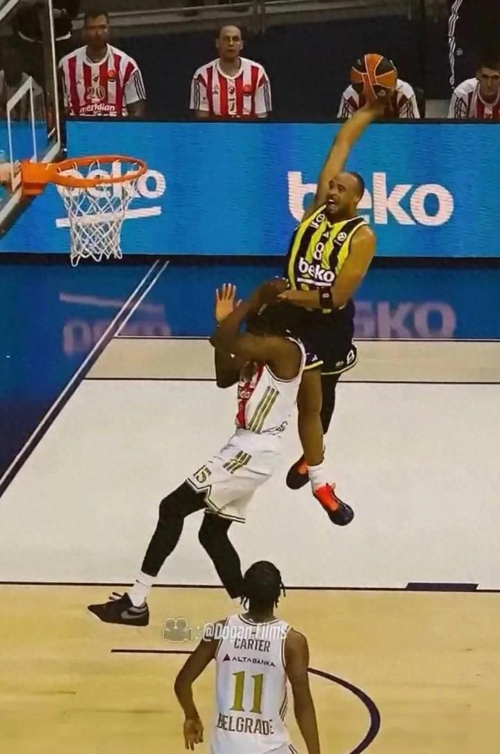 Explosive! NBA poster-worthy dunk! The Lakers&#39; championship guard is completely fired up