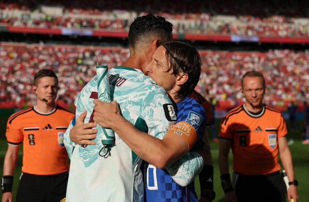 Magic's "farewell match" at 40, Ronaldo's "first goal" at 41