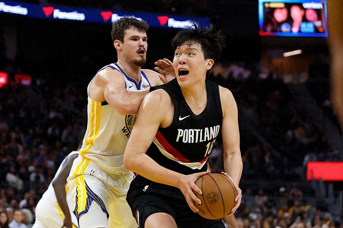Yang Hansen&#39;s debut: 4 points, 4 rebounds, 1 assist, 6 fouls leading to exit! Warriors overcome a 21-point deficit to beat the Blazers; Curry scores 11 in the first half.