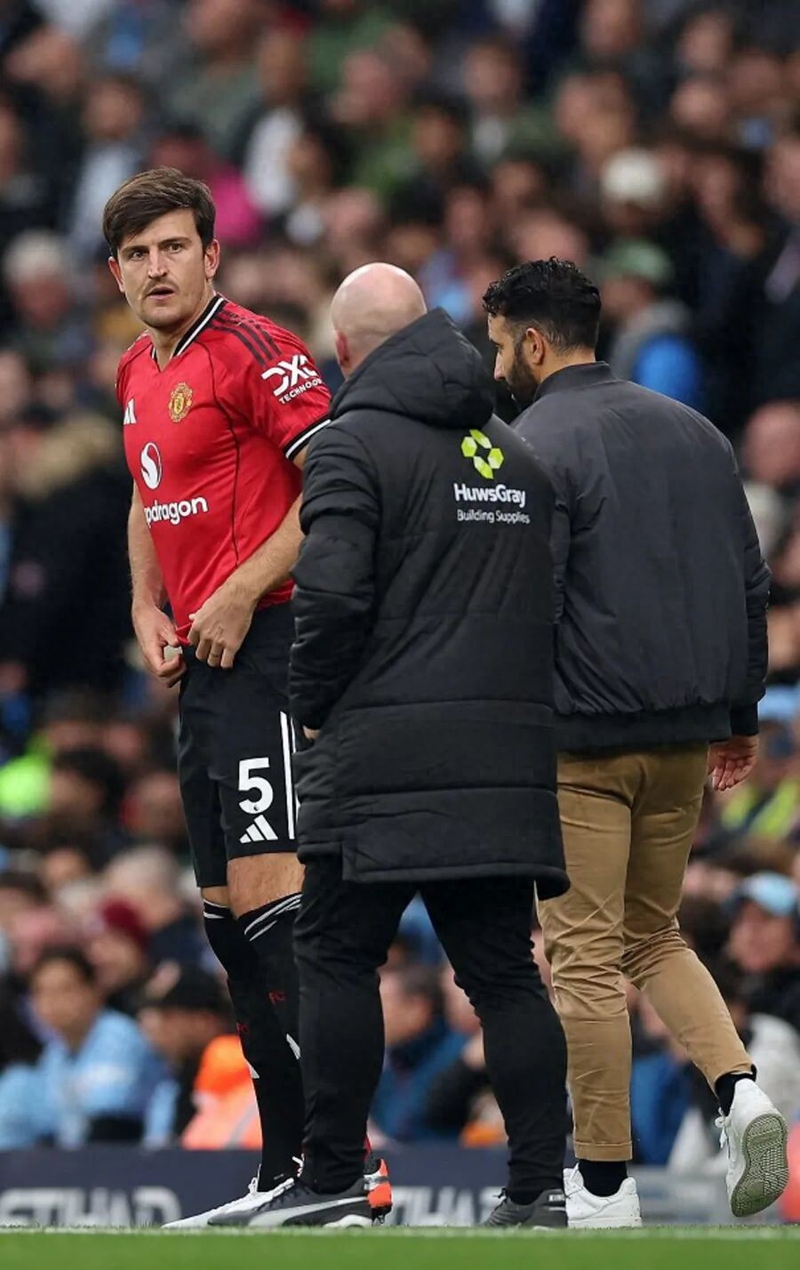 Amorín's outrageous decisions have ruined Manchester United! Bruno Fernandes playing as a defensive midfielder and Mount deployed as a full-back, with center-backs almost changed every match.