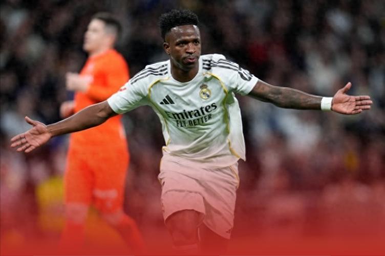 Mbappé remained on the bench without playing, while Real Madrid's attack flowed effortlessly; the two forwards scored three goals as Real Sociedad fell 4-1, allowing Madrid to claim the top spot.