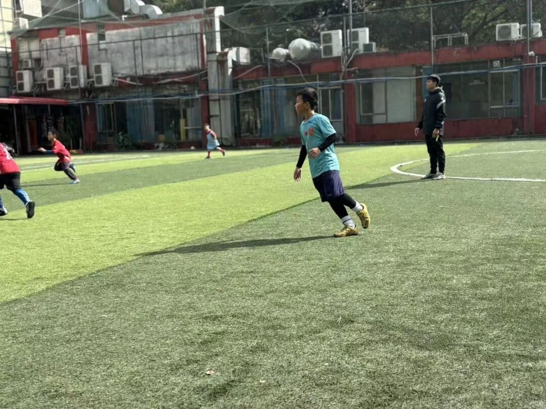 Rescuing a young child by climbing barehanded, Guangzhou’s "Lifting Brother" turns out to be a youth football coach