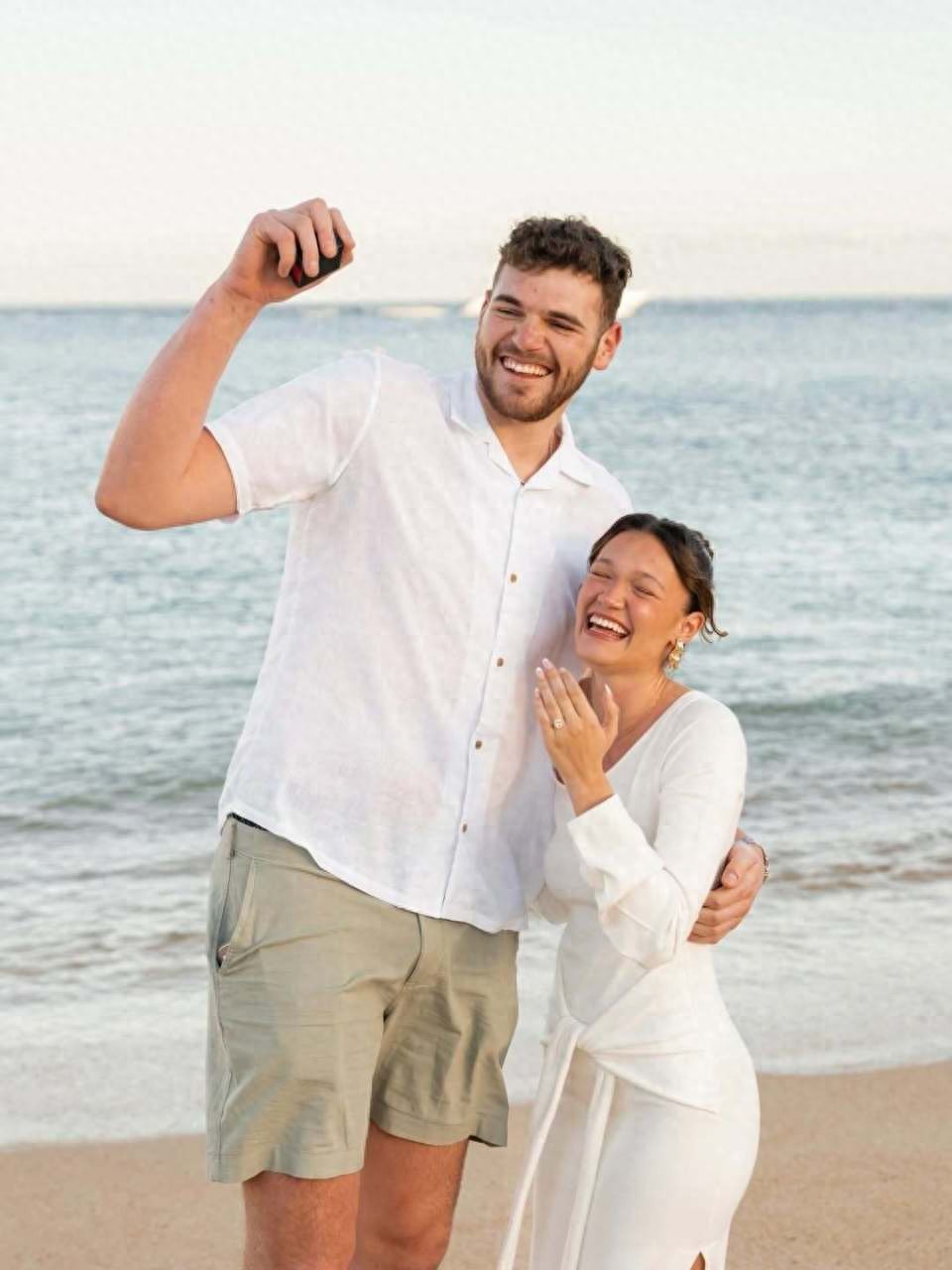 Congratulations! Klingen successfully proposed to his girlfriend Madeline, and Yang Hansen's girlfriend sent blessings in the comments.