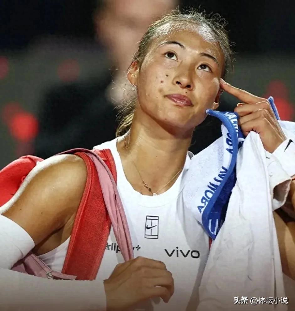 Unwilling! Gauff won the ball and raised her head to the sky to celebrate, Zheng Qinwen left with a lonely backpack, where did she lose