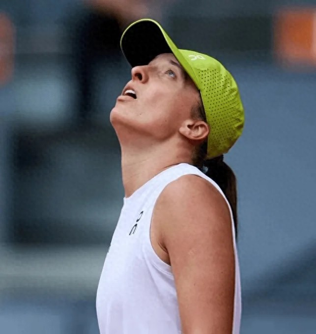 Swiatek was defeated by Rybakina, shattering her Grand Slam dream; fans say a "Double Ba" showdown is coming