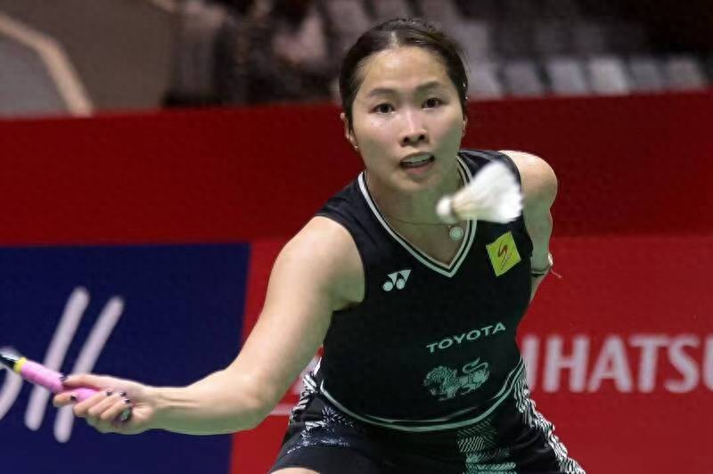 Intanon helped Thailand refuse to be swept and the national team topped the group to reach the quarterfinals of the 2025 Su Cup