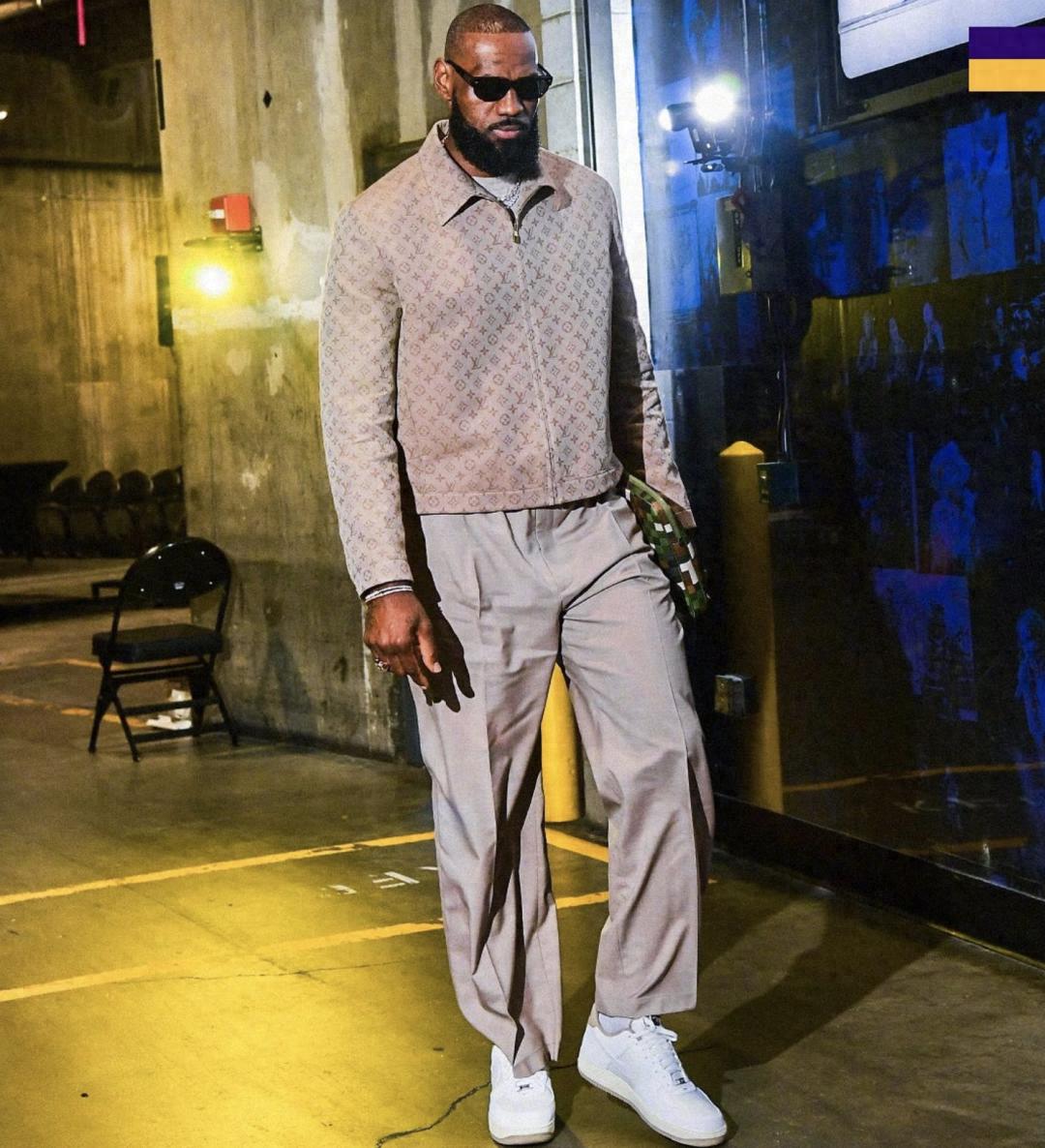 The Lakers were eliminated by the Timberwolves 1-4, and James left the court, very lonely