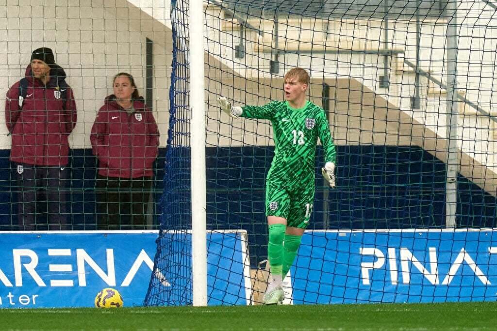 Manchester United has officially completed the free transfer signing of a new goalkeeper! Sir Jim criticizes the academy, leaving players&#39; parents puzzled.