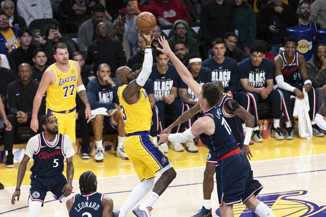 The Big Three Shine! Doncic Scores 38+11, LeBron Posts 13+11, Reaves Adds 29 Points as Lakers Narrowly Defeat Clippers