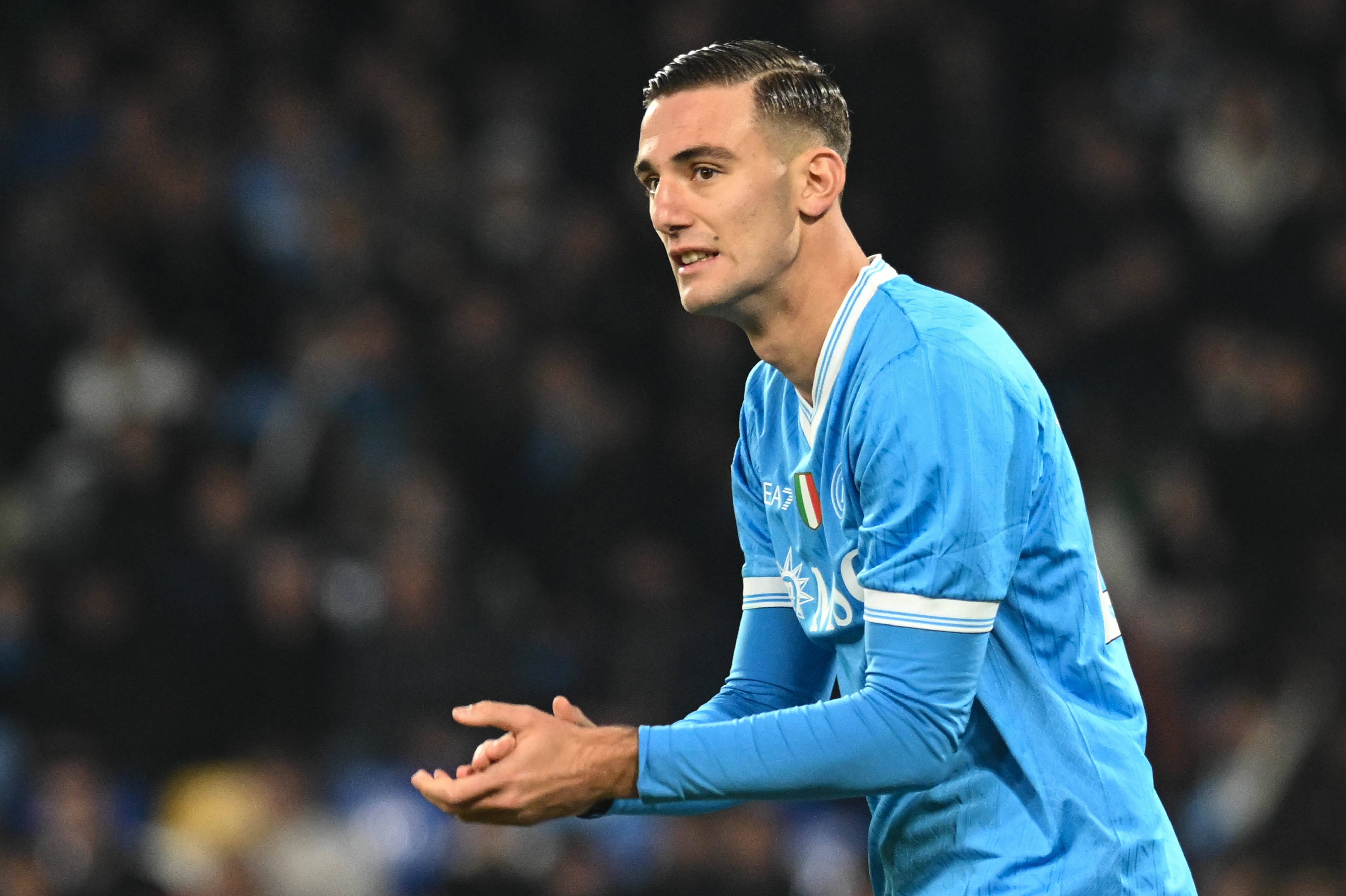 Over 2 meters tall Italian center forward moves to the Premier League; Nottingham Forest has finalized the signing of Napoli striker Luca.