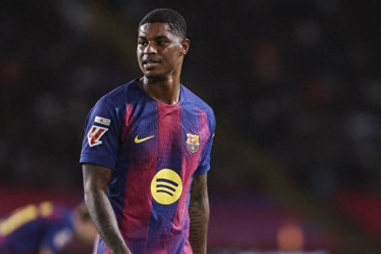 Manchester United's star valued at 40 million euros, Barcelona's 26 million pound buyout clause still subject to price negotiations, player willing to reduce salary to stay.