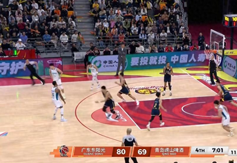 Xu Jie scored 17 points and provided 6 assists; Hu Mingxuan was absent; Du Feng angrily criticized the referees and received a technical foul; Guangdong narrowly defeated Qingdao to secure their fourth consecutive win.