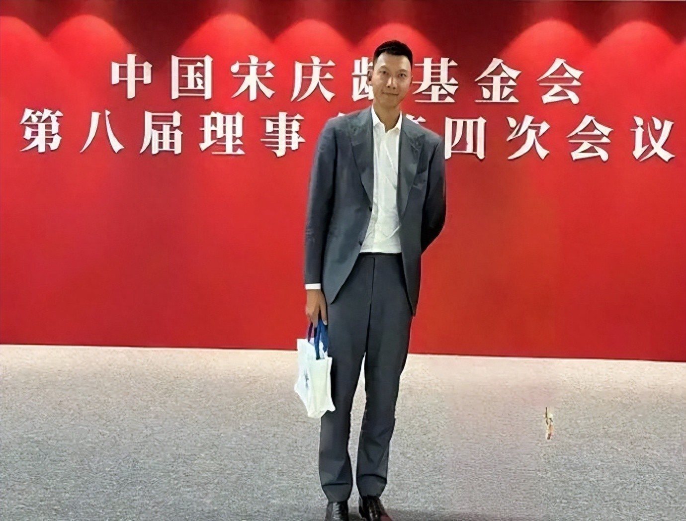 It's back! Yi Jianlian's latest public appearance! After 2 years of retirement, the figure is not inferior to that of a professional player