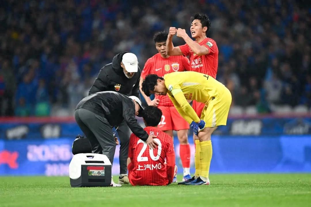 Shanghai Derby's "Leg Concussion" Substitution Sparks Reflection on Rule Improvement and Supervision in Chinese Football