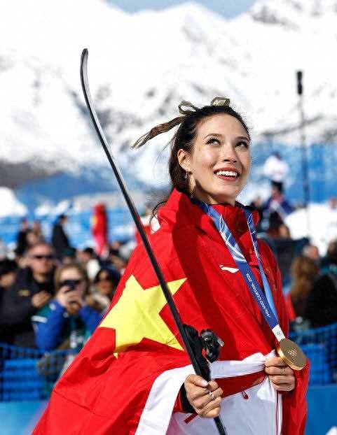 Eileen Gu finishes perfectly and receives congratulations from Djokovic, while Zheng Qinwen’s silence stirs controversy again, sparking a frenzy on international platforms.