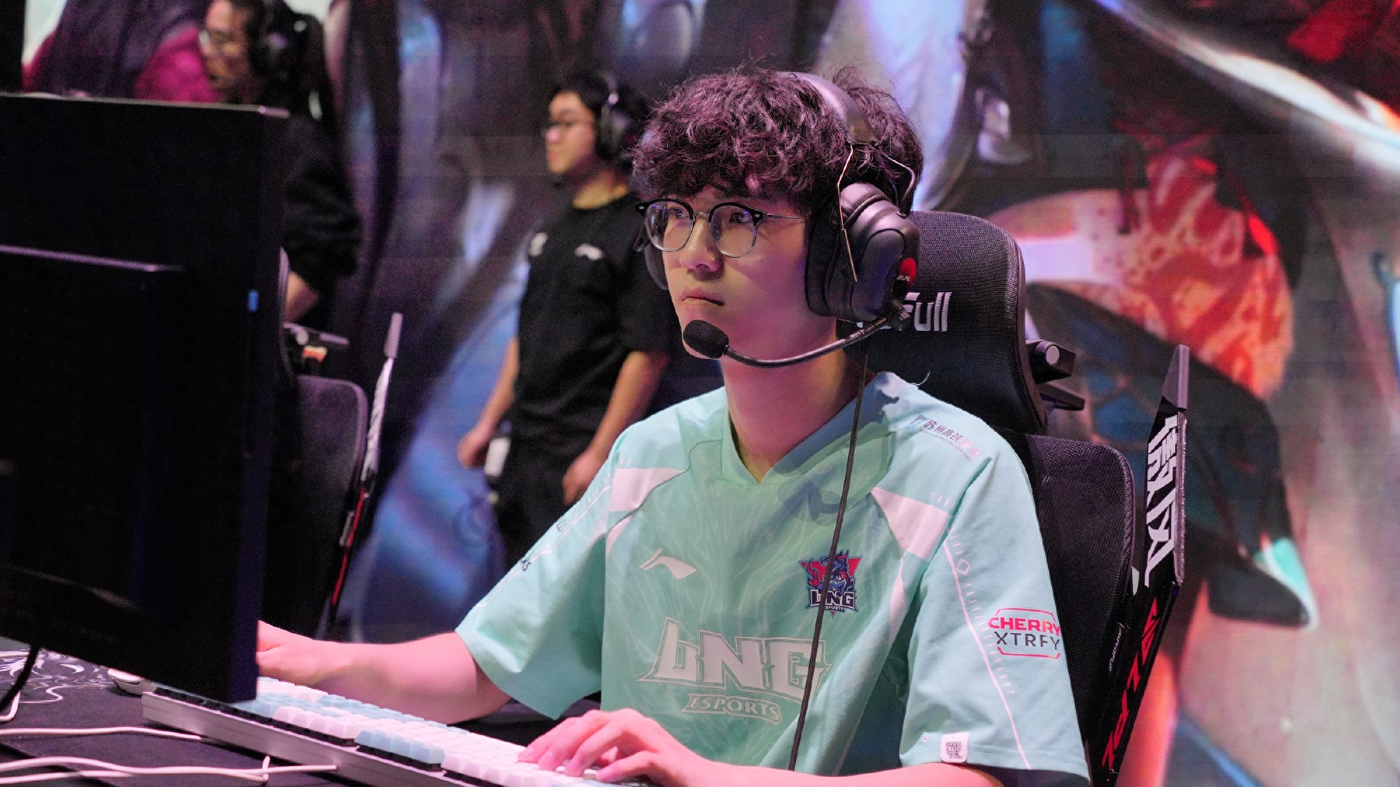 The weakest team in the LPL Peak Group has emerged! Leading by 10,000 gold but afraid to initiate fights, the jungler looked utterly hopeless after the match.