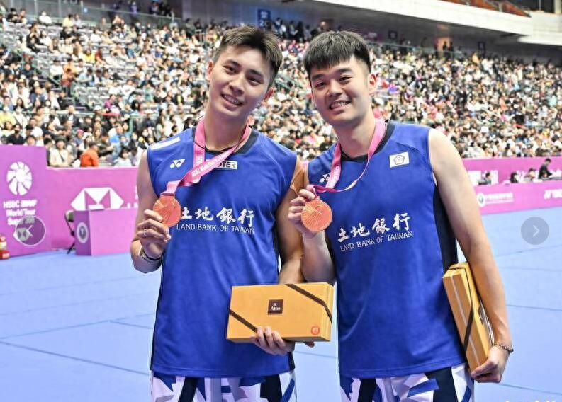 Wang Qilin and Qiu Xiangyu laughed after being crowned queen at the 2025 Taipei Open: I really want to apologize to Li Yang