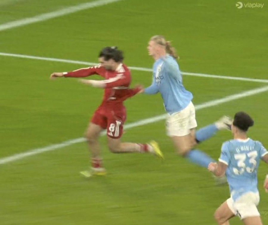 Manchester United moves one step closer to the Champions League, while Liverpool suffers a self-inflicted defeat! Carrick schedules extra training sessions