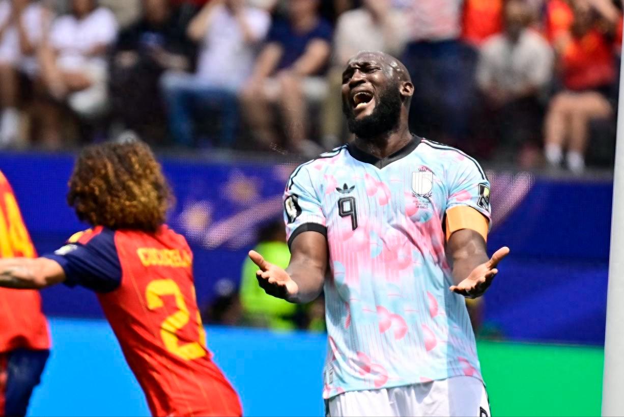 Fenerbahce's pursuit of Lukaku takes a positive turn as the player shows willingness, with Napoli demanding €12 million.