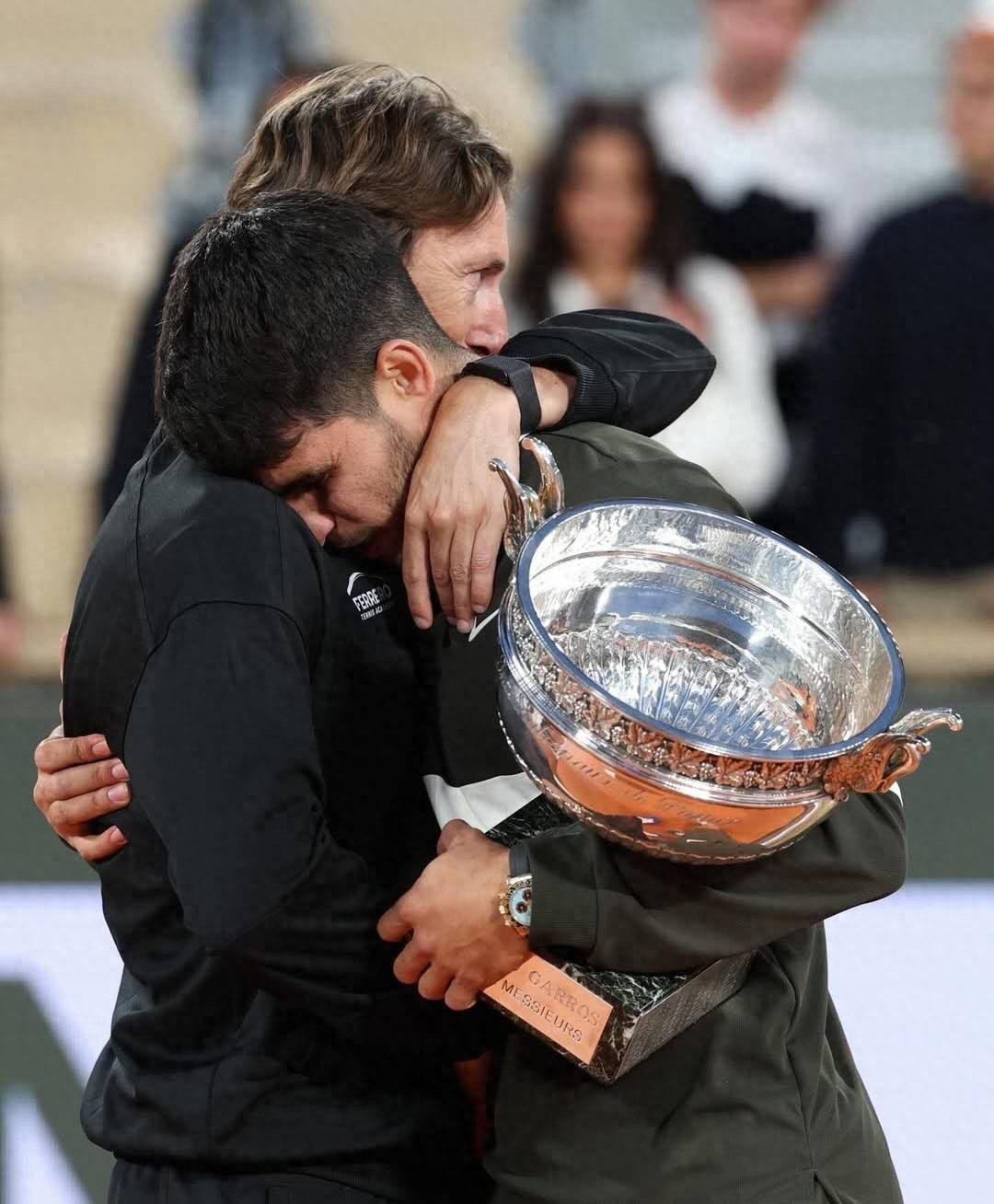 Russian tennis legend harshly criticizes Alcaraz for overly obeying his father's control, Raducanu reflects on gender differences