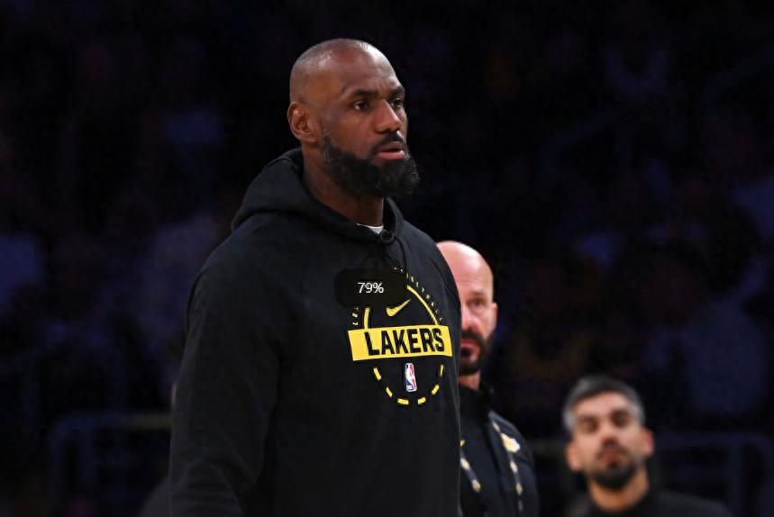 LeBron James misses training due to injury! Lakers half-court three-point contest: Reaves defeats Doncic and celebrates happily.