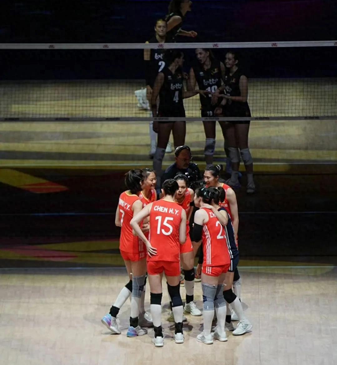 The women's volleyball team won 3-0! Zhang Zixuan is talented, Zhuang Yushan is as stable as Mount Tai, and Wu Mengjie is dazzling