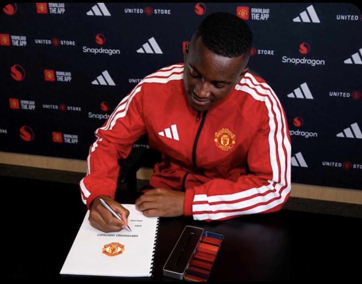 Manchester United's fourth signing has joined the squad without an official announcement! Two new recruits will make their debut on Saturday, while Santos is already planning a celebration for his goal.