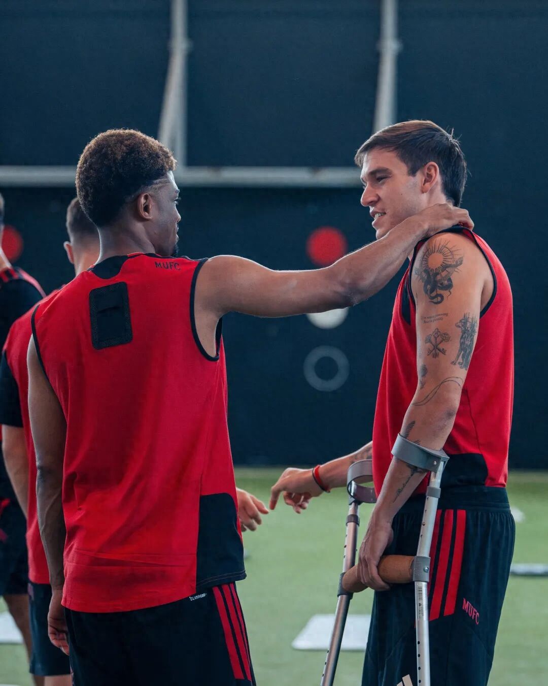Ugarte returns to Manchester United on crutches to recover, smiling at season-ending injury! Young midfielder could transfer for 1.2 million