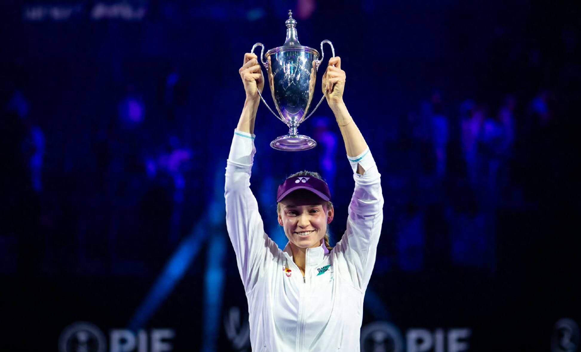 Drama unfolds! Leylah refuses to take a photo with the WTA CEO after winning the championship, suspected as a protest over her coach’s suspension.