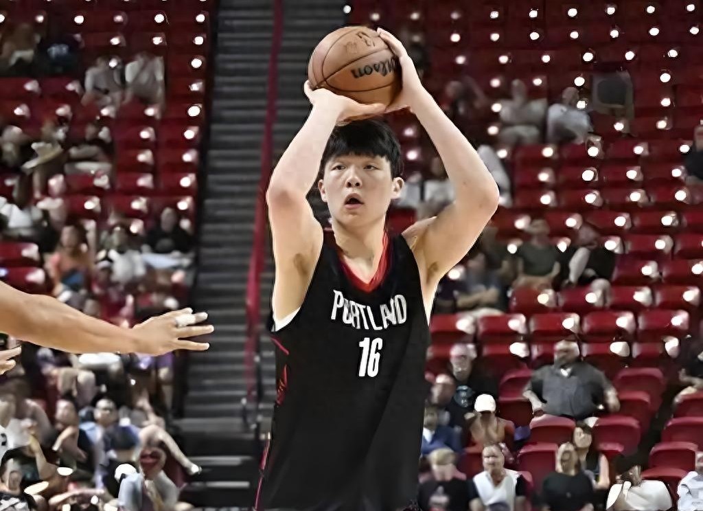 Yang Hansen&#39;s NBA regular season debut date has been confirmed: 10.23, Trail Blazers vs. Timberwolves, live on Migu Video.