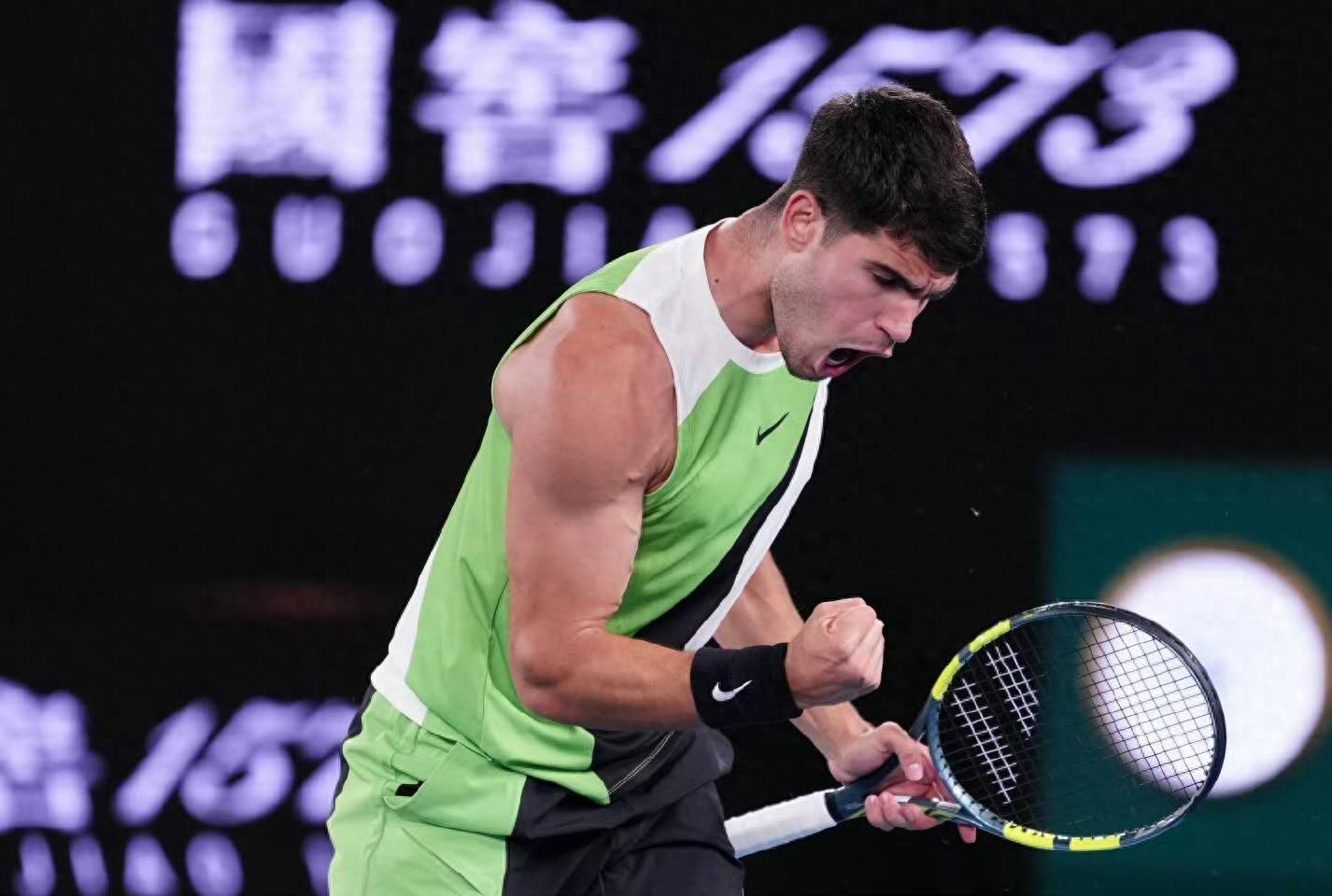 Alcaraz faced difficulties but advanced in three sets, while his outfit unexpectedly sparked debate: was it like a green onion or a tribute to Federer?