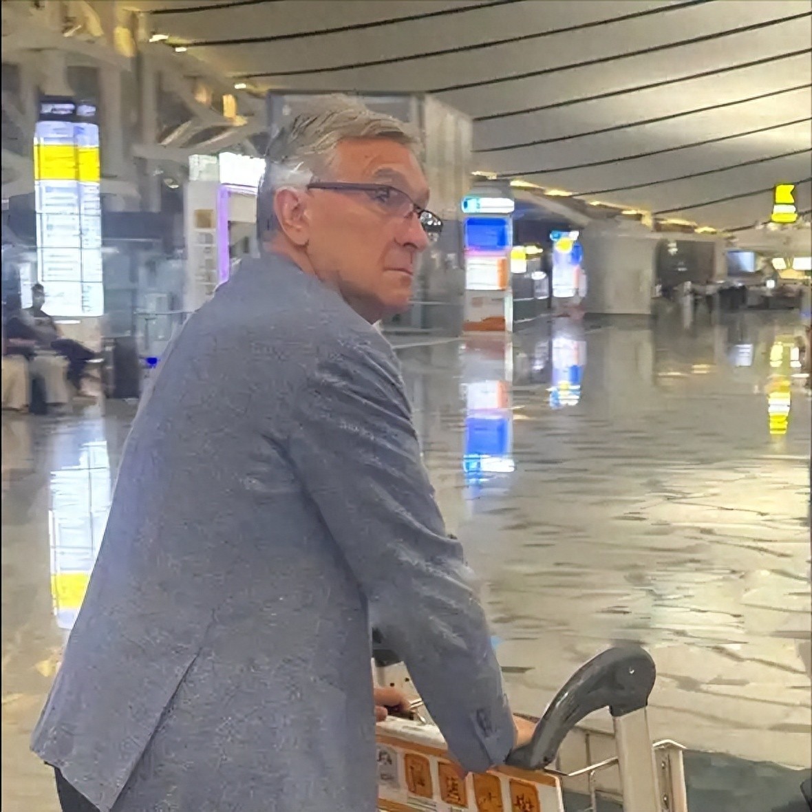 The Football Association fired national football coach Ivankovic and left China late at night to fly to Qatar without a termination fee