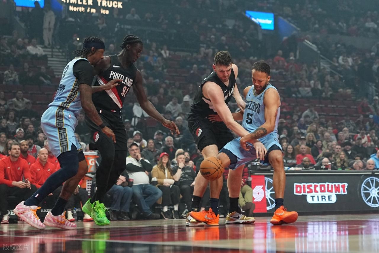 Yang Hansen was called for 3 fouls within 3 minutes of play; Klingen exploded with 20+19 as the Trail Blazers defeated the Grizzlies.