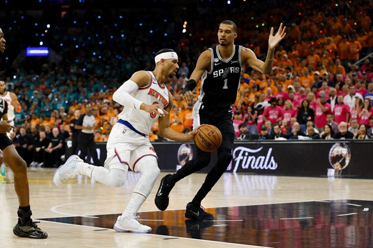 Brunson scores 30 points with 13 in the fourth quarter to seal the win, as Wembanyama's 26 points and 12 rebounds fall short; Knicks take Game 1 against Spurs with a 1-0 series lead.