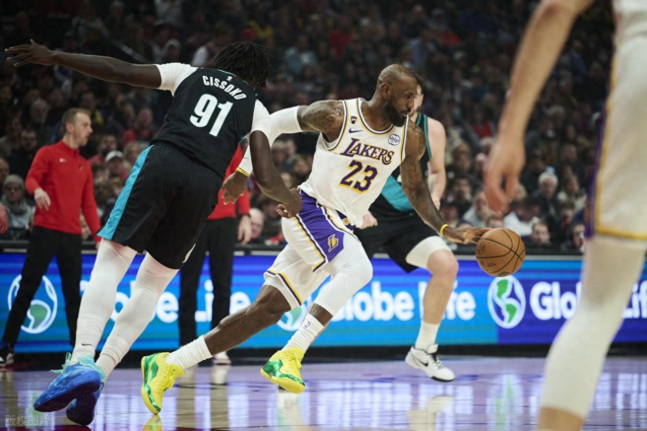 Yang Hansen entered in the final quarter! Doncic absent, LeBron James posts 20 points, 9 rebounds, and 8 assists but fails to save the team; Trail Blazers dominate Lakers