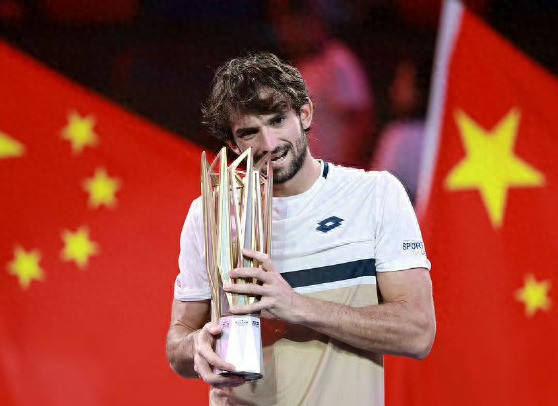 Cousin’s speech was so exhausting it caused elder cousin’s leg cramp, creating a memorable moment; Vachier-Lagrave subtly credited Federer for his help.