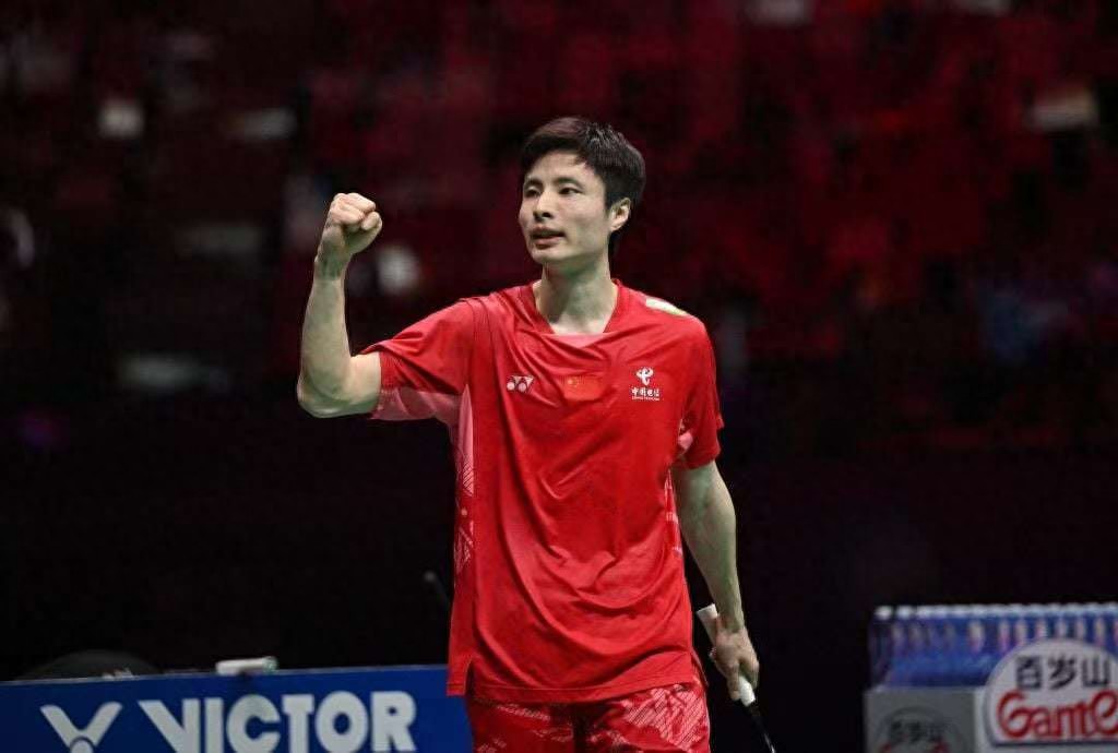 Shi Yuqi won all the victories in the 2025 Su Cup, and won the final and then "hugged and celebrated" with Jia Yifan?