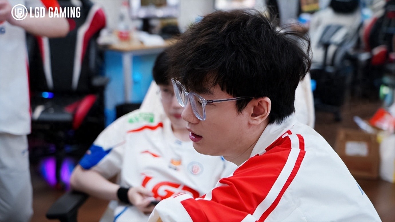 The LPL's Korean assistant coach has packed up and left! European top AD evaluates ON: Looks like he's throwing but has immense pressure.