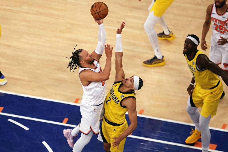 Downs and Brunson made a strong effort in the first game of the NBA playoffs at home and led the team to a halftime lead
