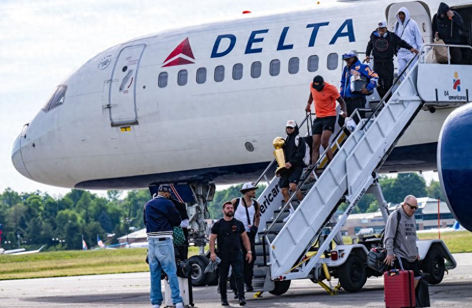 The Knicks have landed in New York! Brunson steps off the plane holding the championship trophy, and citywide celebrations will last for a week.
