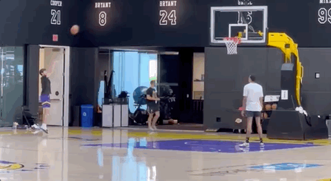 Reaves returns to the Lakers, participating in training! ESPN panel of 12 experts, 11 do not favor the Lakers.