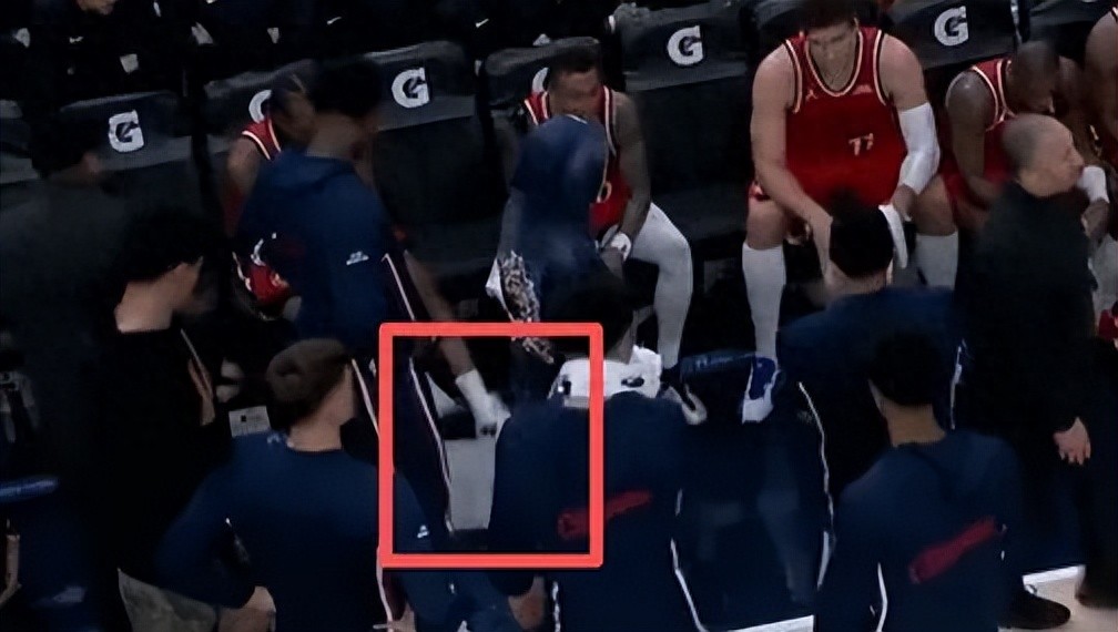 7-21! Leonard kicks away the clipboard! Chaos ensues, and the Clippers are falling apart again.