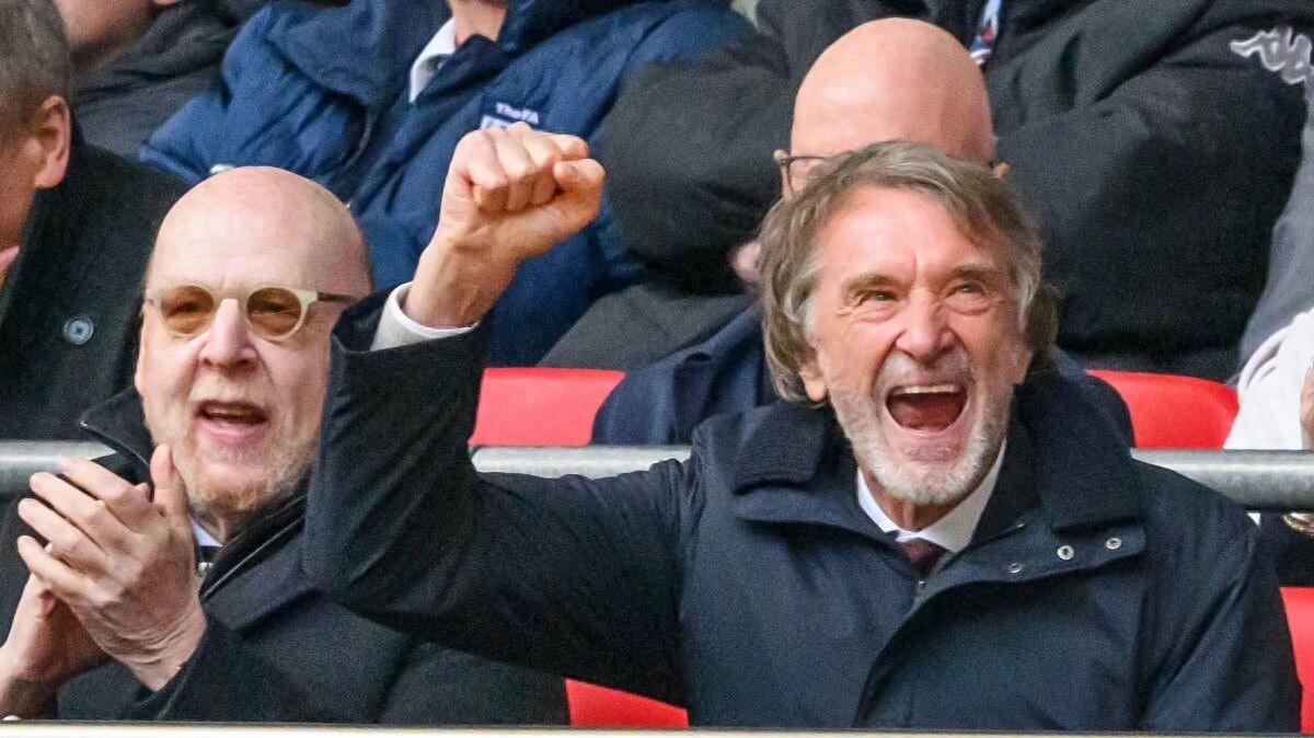 Manchester United is reportedly preparing a £200 million budget next summer to sign four players! Rangnick has met with Vinicius, but his high wages make a deal unlikely.